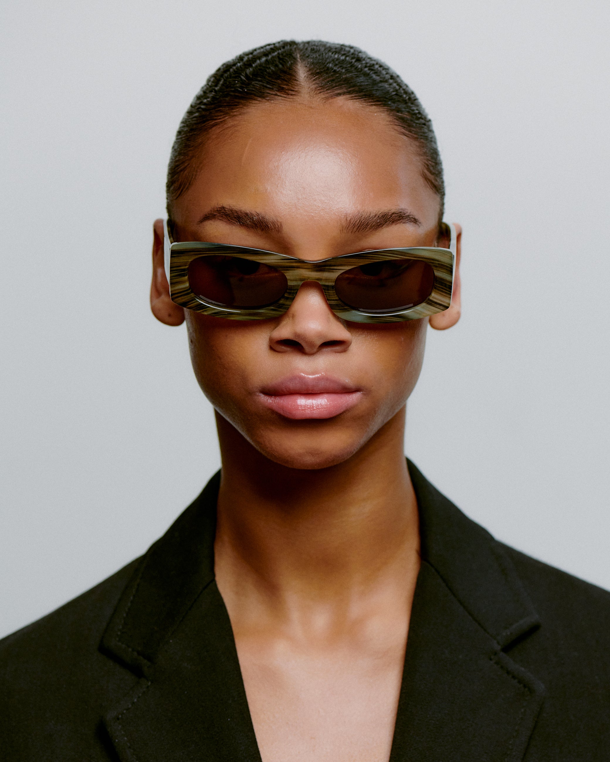 A.KJÆRBEDE - Frida Sunglasses (Striped Horn)