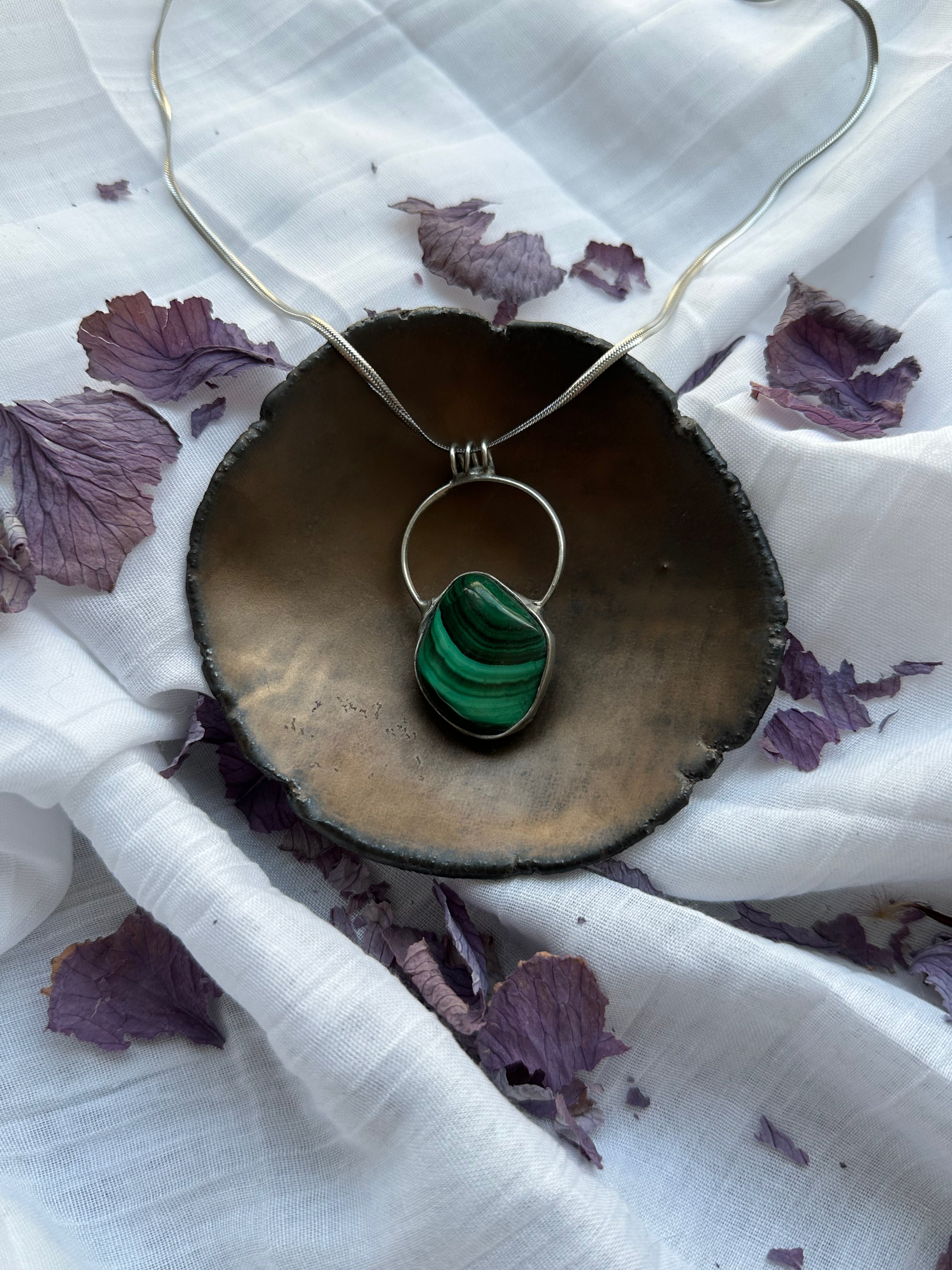 “Forest Mirror” – Malachite Pendant by Laura Řezaninová