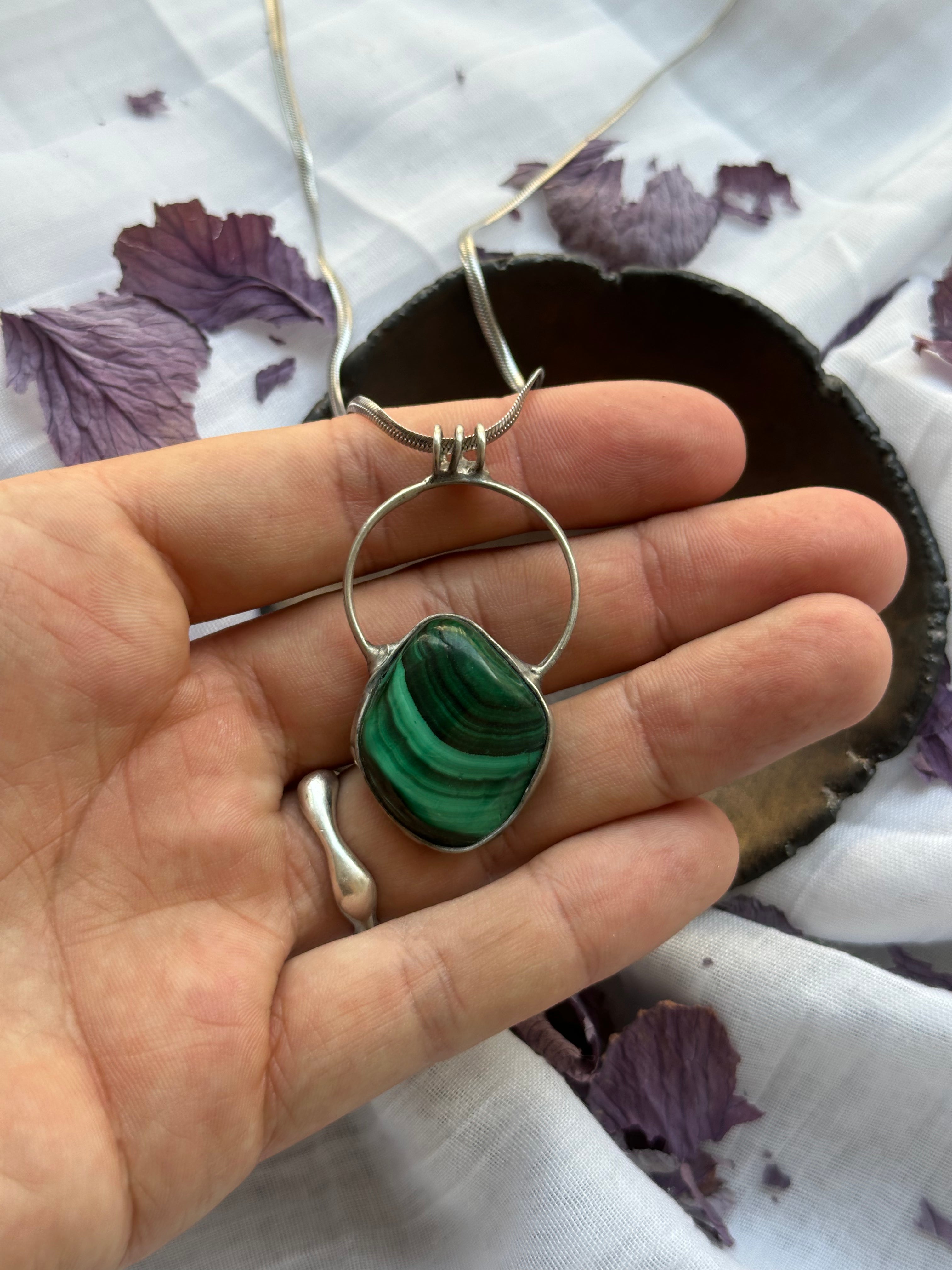 “Forest Mirror” – Malachite Pendant by Laura Řezaninová