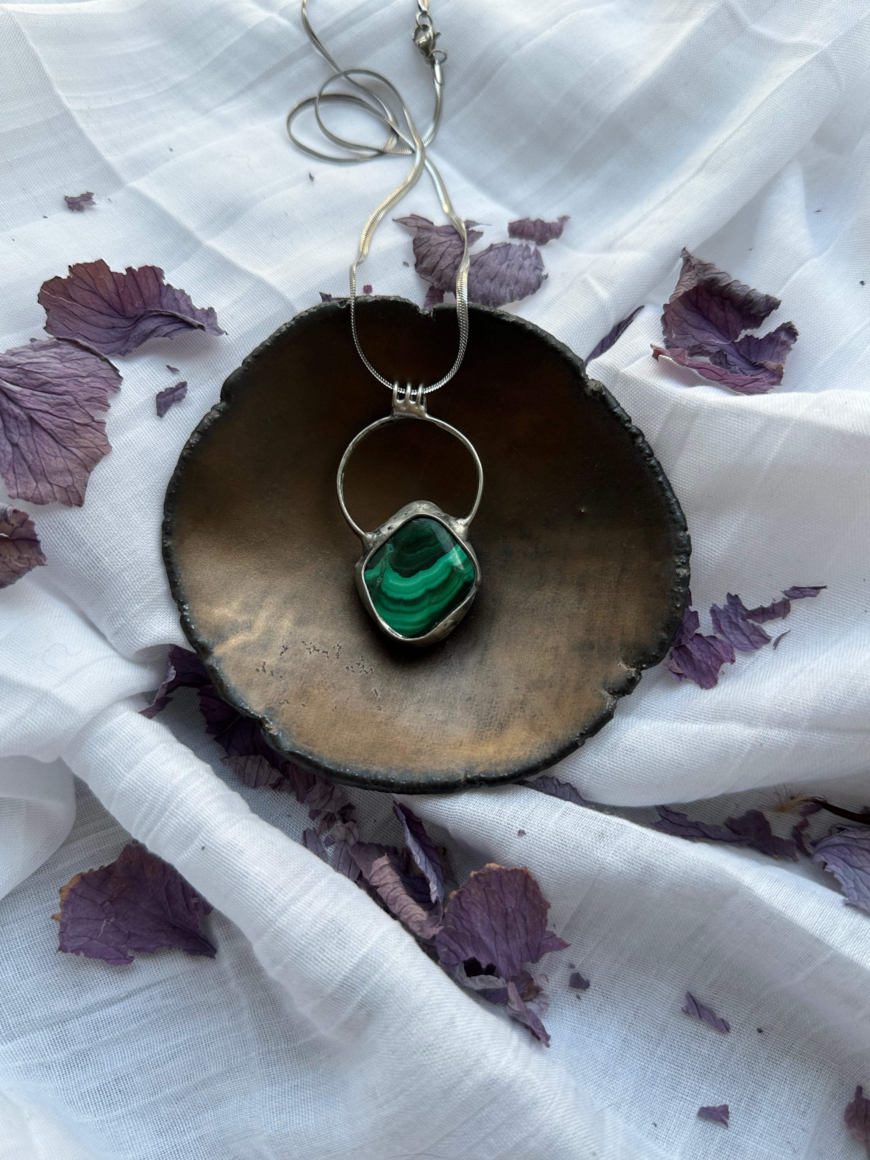 “Forest Mirror” – Malachite Pendant by Laura Řezaninová
