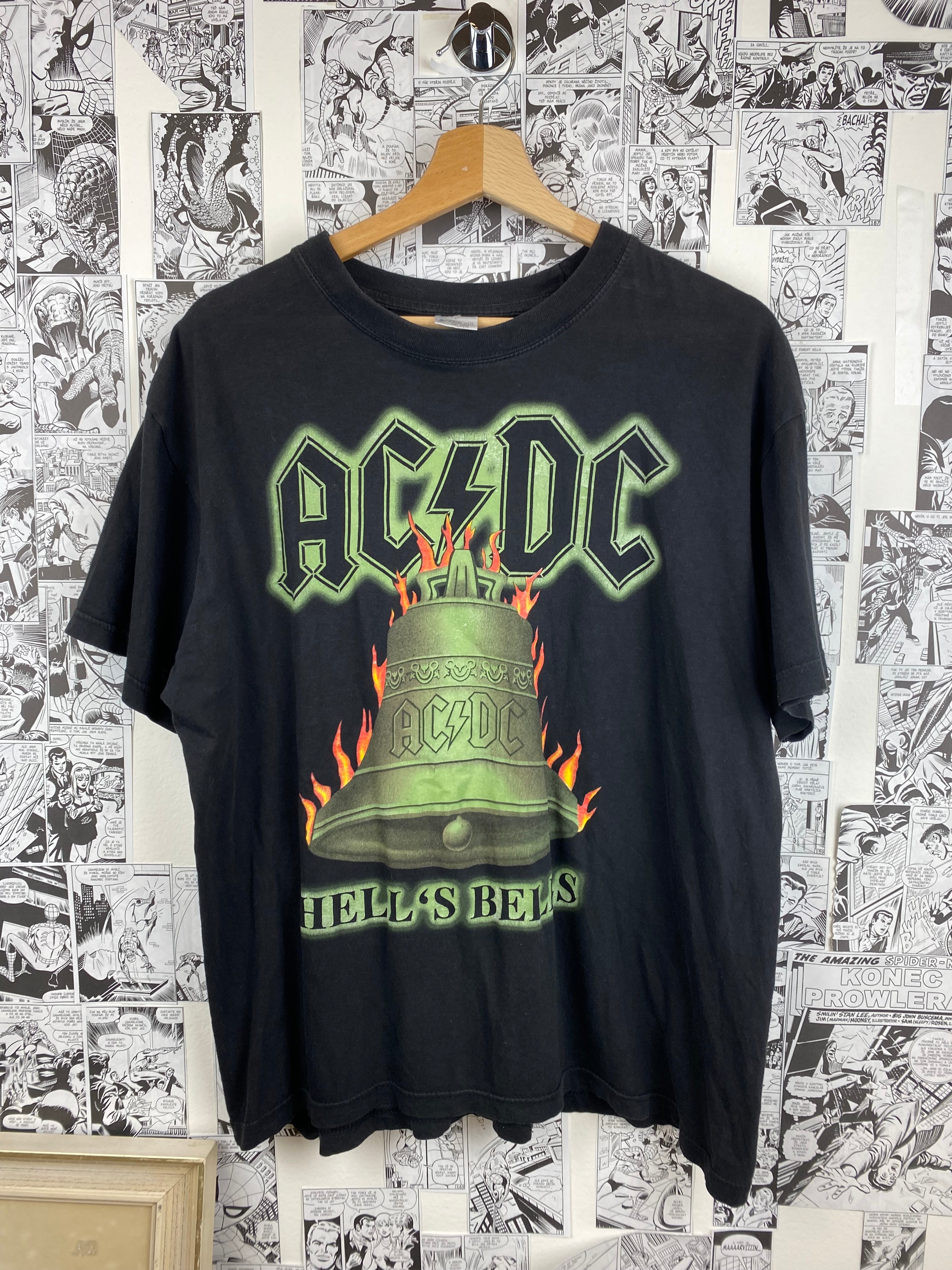 Vintage AC DC “Hell’s Bells” T-shirt - size L